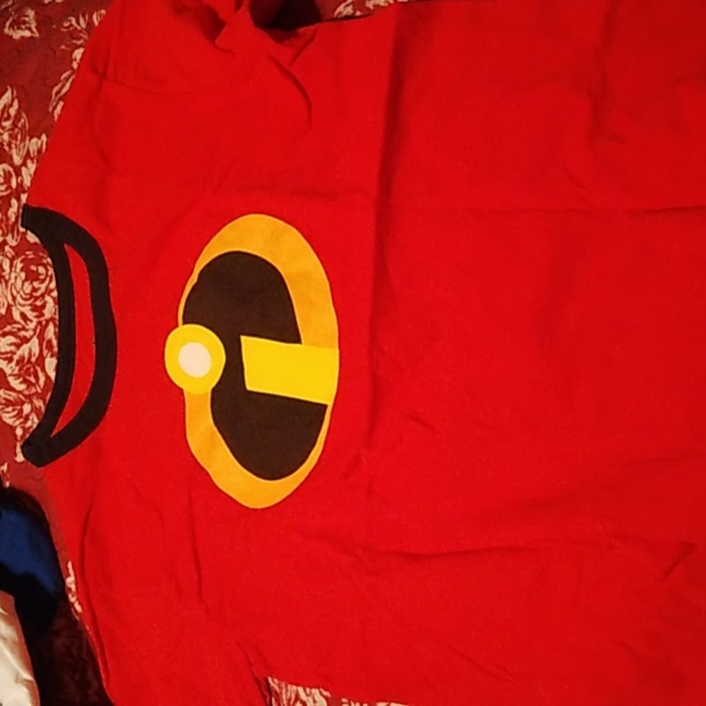 0disney store shirt size 7 8 boys youth red good condition.